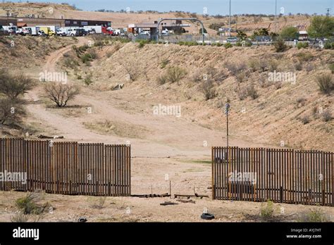 Gap in USA-Mexico Border Fence Stock Photo - Alamy