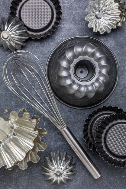 Moldes para hornear pasteles en la cocina de casa. | Foto Premium