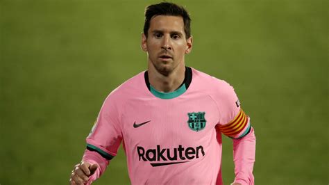 Lionel Messi Is Wearing Pink Sports Dress In Blur Green Background HD ...