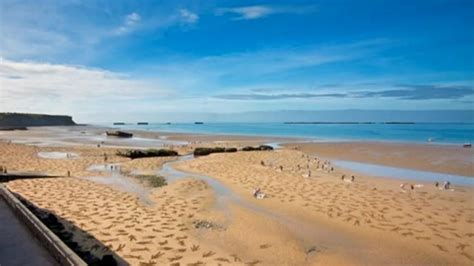 Hundreds create D-Day Arromanches beach art tribute - BBC News