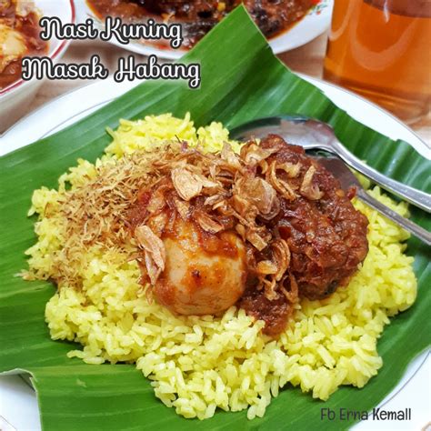 Menu Sarapan Khas Kalimantan Nasi kuning Telur Haruan Masak Habang