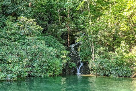 Discover the Lake Jocassee Waterfalls [Map Included]