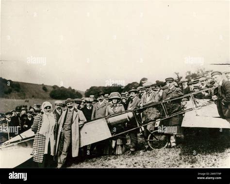 Louis Blériot and his wife after crossing the English Channel, 25 July 1909 Stock Photo - Alamy