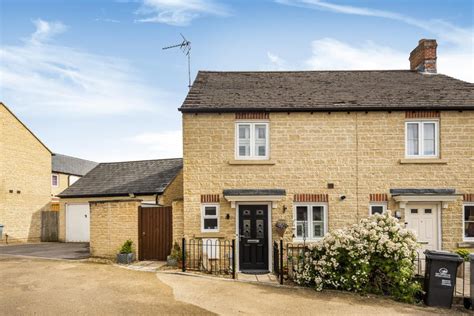 Carterton, Oxfordshire, OX18 2 bed semi-detached house - £260,000