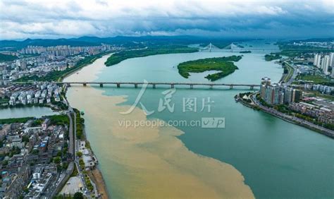 湖北襄阳：雨后汉江现“泾渭分明”景观-人民图片网