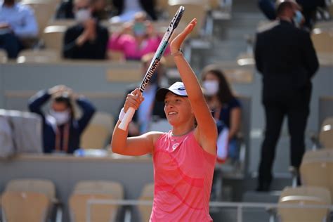 French Open 2021: Iga Swiatek Makes Last 16, Extends Roland Garros ...