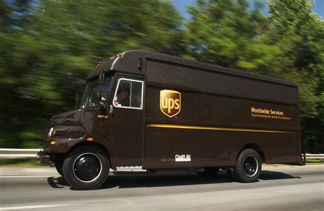 These Old School Photos Show The Evolution Of UPS' Big Brown Delivery Fleet | HuffPost