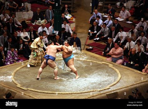 Japan Sumo Wrestling Stock Photos & Japan Sumo Wrestling Stock Images ...