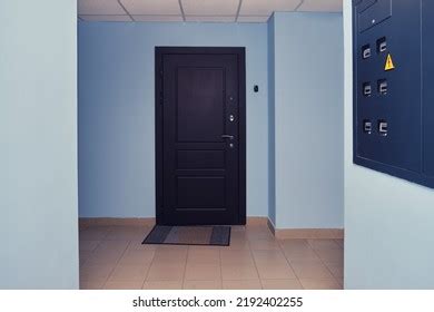 青い廊下の壁があるアパートの入り口の暗褐色のドア写真素材2192402255 | Shutterstock