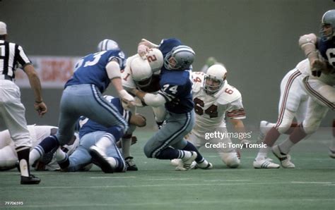 Dallas Cowboys Hall of Fame defensive tackle Bob Lilly wraps up St.... News Photo - Getty Images