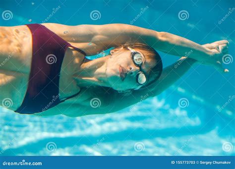 Female Swimmer Underwater in Swimming Pool Stock Image - Image of swimsuit, diver: 155773703