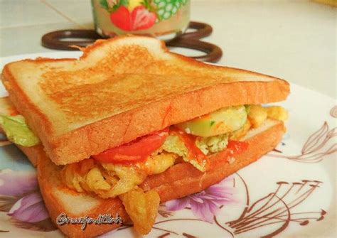 Resep Sandwich roti tawar (telur + sosis) simple oleh nurfadillah - Cookpad