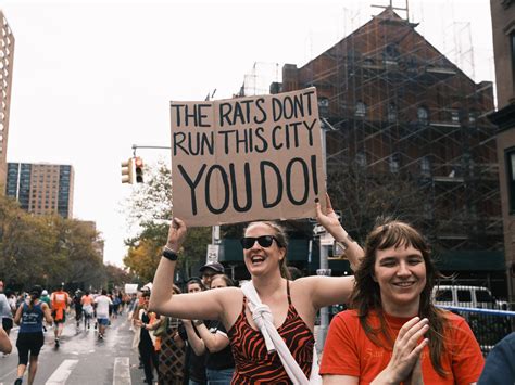 32 of Our Favorite Signs From the NYC Marathon | SELF