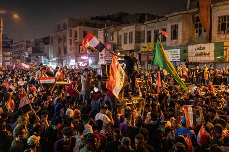 Iraqi Antigovernment Protests Grow, Part Battle Lines and Carnival - The New York Times