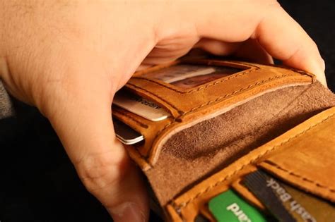 Saddleback Medium Wallet Review: Will It Really Last 100 Years? – Well Rigged