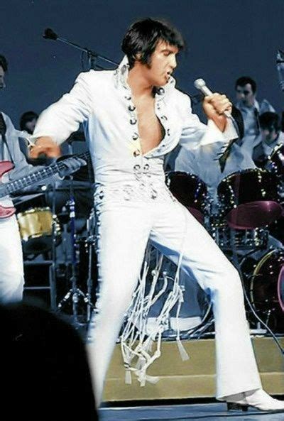 Elvis on stage at the Las Vegas Hilton in august 1970. | Elvis presley photos, Elvis presley ...