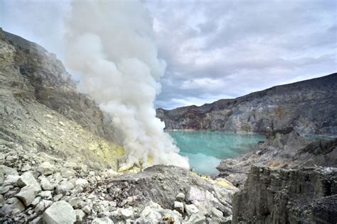 The Dark Secret of Kawah Ijen, Indonesia’s “Blue Fire” Volcano