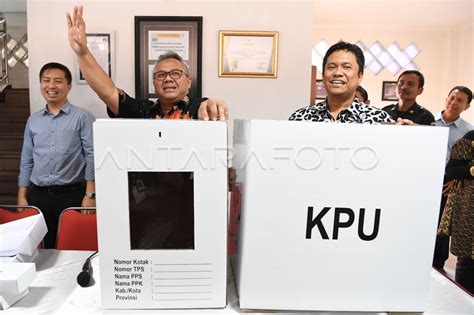 PRODUKSI KOTAK DAN BILIK SUARA | ANTARA Foto