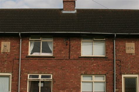 Crown Hall Farm cottage, Moulton... © Chris cc-by-sa/2.0 :: Geograph Britain and Ireland