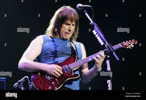 Nigel Tufnel (Christopher Gusest) of Spinal Tap performs at Wembley Arena, London Stock Photo ...