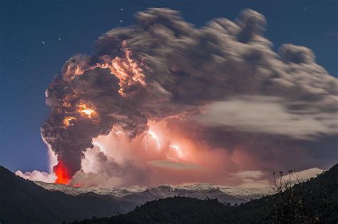 Photographer Captures Erupting Volcano's Astonishing Show In Chile ...