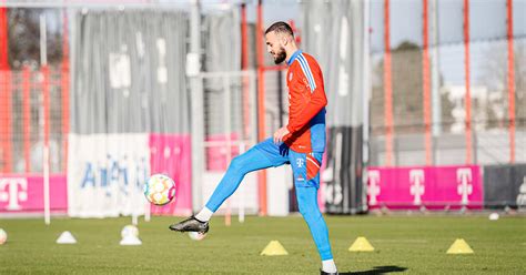 Noussair Mazraoui starts training with the ball again | FC Bayern