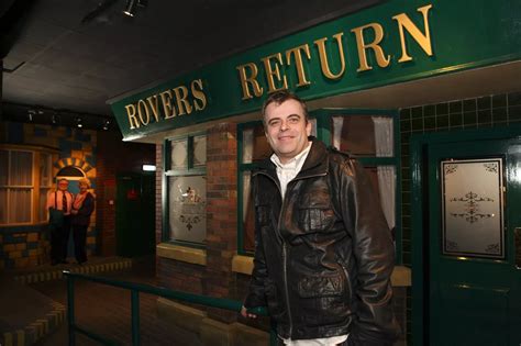 Coronation Street star Simon Gregson relaunches replica Rovers Return at Madame Tussauds ...