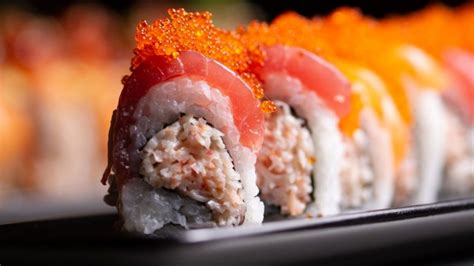 Total 40+ imagen sake sushi rolls - Viaterra.mx