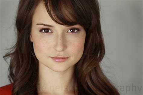 Milana vayntrub (at&t girl) : Celebs