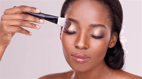 Makeup Tips for Oily Skin: How to Apply & Control Shine