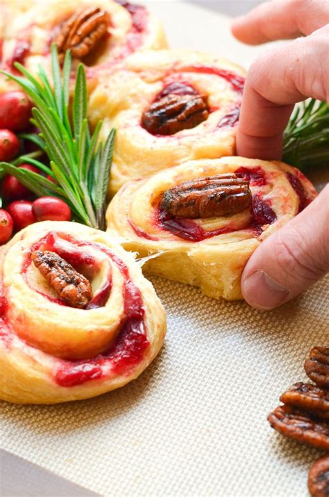 Cranberry Brie Crescent Wreath | Recipe | Cranberry recipes, Savoury food, Perfect appetizers