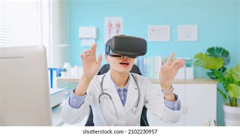 1,089 Doctor Wearing Vr Images, Stock Photos & Vectors | Shutterstock