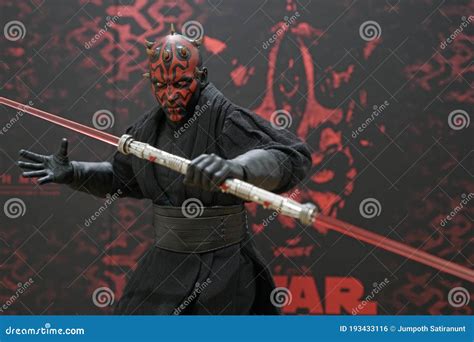 Action Figure Model Darth Maul Holding Double-bladed Lightsaber, Character from Star Wars Movie ...