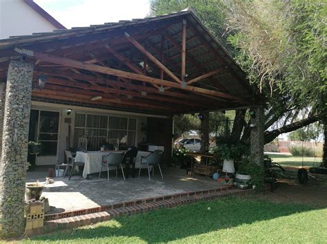 4 Bedroom House for sale in Stilfontein Ext 4 - P24-112713184