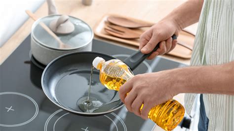 The Underrated, Budget-Friendly Oil To Use For Frying