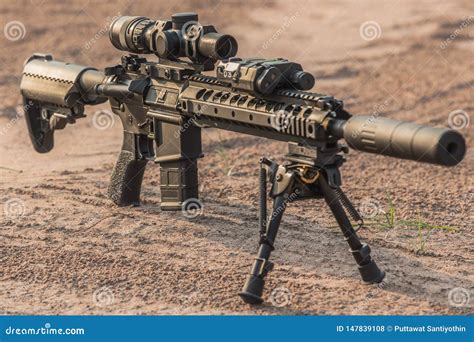 Fusil ar15 de Midlenght photo stock. Image du revue - 147839108