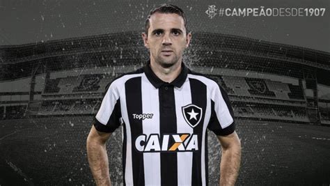 Botafogo apresenta os seus novos uniformes; fotos