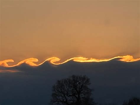 Kelvin-Helmholtz clouds look like ocean waves