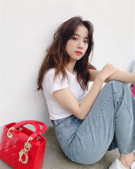 4-BLACKPINK-Jisoo-Instagram-Update-25-August-2019-Dior-Red-Bag