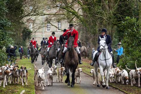 Hundreds out in grounds of hall for Boxing Day hunt | Express & Star