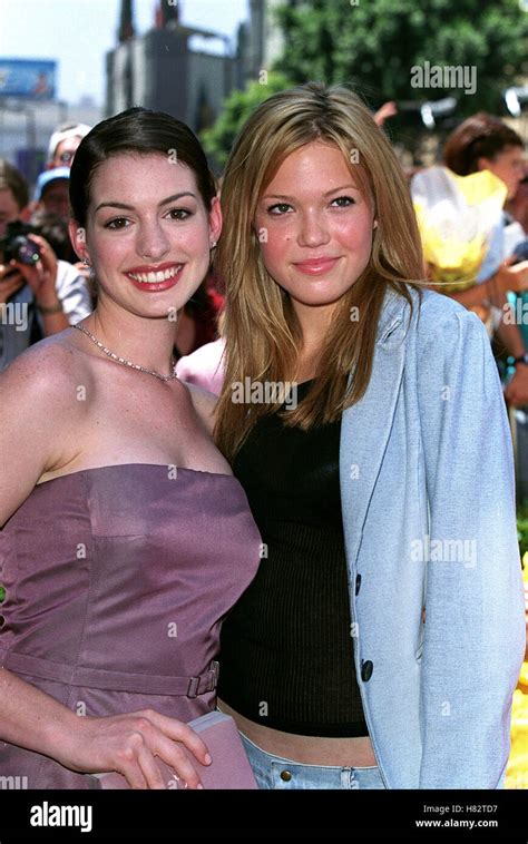 ANNE HATHAWAY & MANDY MOORE "PRINCESS DIARIES" FILM PREMIE HOLLYWOOD ...