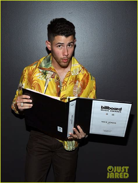 Nick Jonas Joined By Jonas Brothers & Marshmello On Billboard Music Awards 2021 Carpet | Photo ...