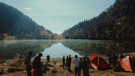 People camping near Ranu Kumbolo Lake 1864757 Stock Photo at Vecteezy