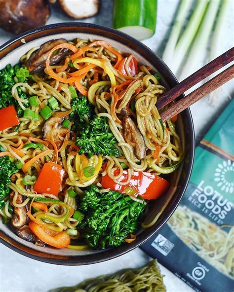 Vegetable Stir Fry Noodles in 2022 | Vegetable lo mein, Vegan chinese ...