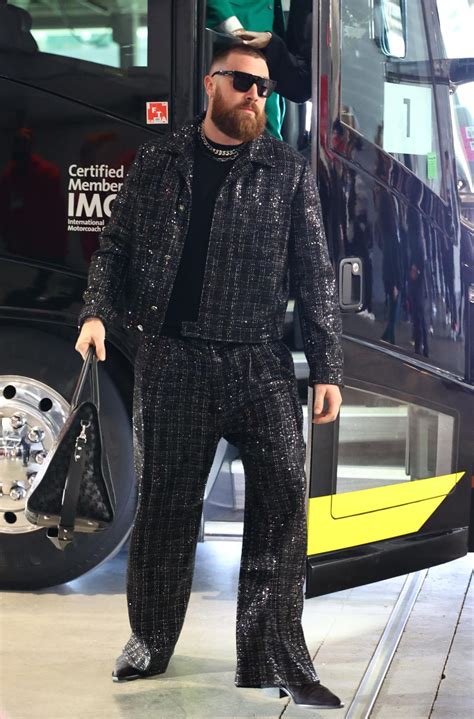 Travis Kelce arrives at Super Bowl 58 in stunning black outfit. Jason Kelce in overalls. - Yahoo ...