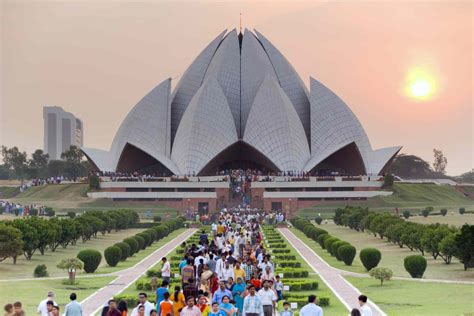 {Explore} Serene Beauty of the Lotus Temple in Delhi