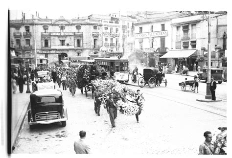 1938, militantes confederales y mandos militares presiden el entierro del cenetista Galo diez ...
