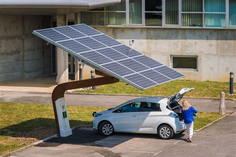 Salon du véhicule électrique : une station de recharge solaire ...