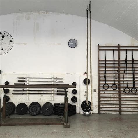 I like the old school gym look | Gym bar, Home gym, Old school