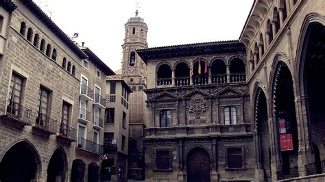 File:Plaza de España en Alcañiz, Teruel (Spain).JPG - Wikimedia Commons